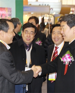 周庆锋董事长向农业部牛盾副部长汇报马铃薯产业发展情况